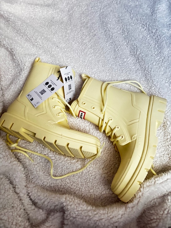 Hunter Shoes - Hunter Diana Lace-Up Waterproof Rain Boots Yellow Women’s Size 10